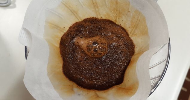 コーヒーを淹れる時に粉が膨らむ写真